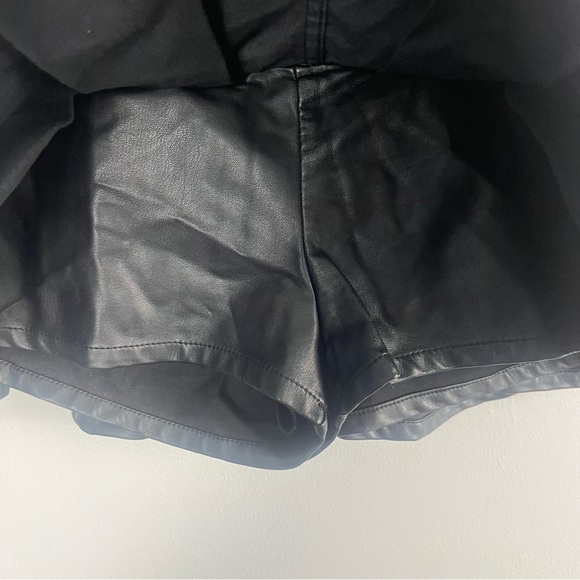 FREE PEOPLE BLACK VEGAN FAUX LEATHER PLEATED MICRO MINI SKORT SKIRT SZ 10 - Picture 5 of 10